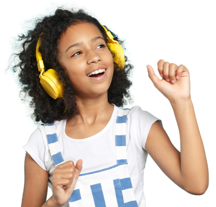 Criança ouvindo musica Criança ouvindo musica